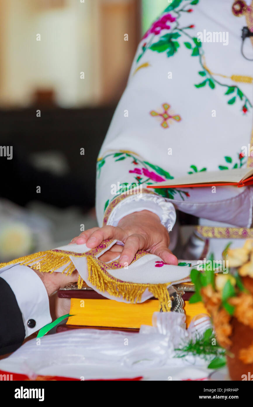 kirchliche Krone auf dem altar Stockfoto