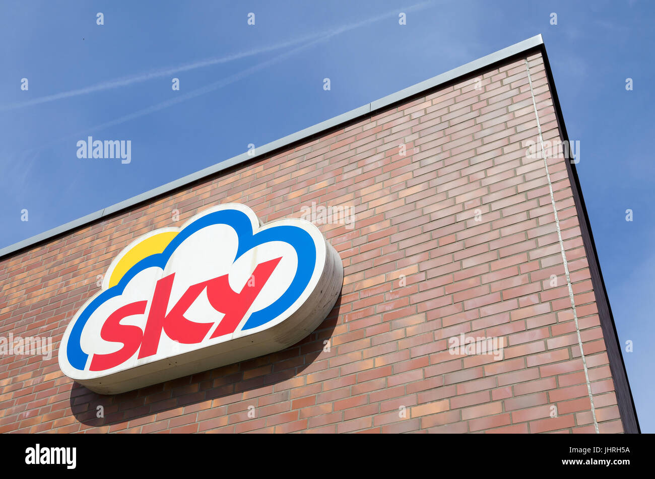 Himmel-Schild am Zweig. Sky betreibt ca. 190 Supermärkte in Norddeutschland und ist eine Marke der Coop eG, Kiel. Stockfoto