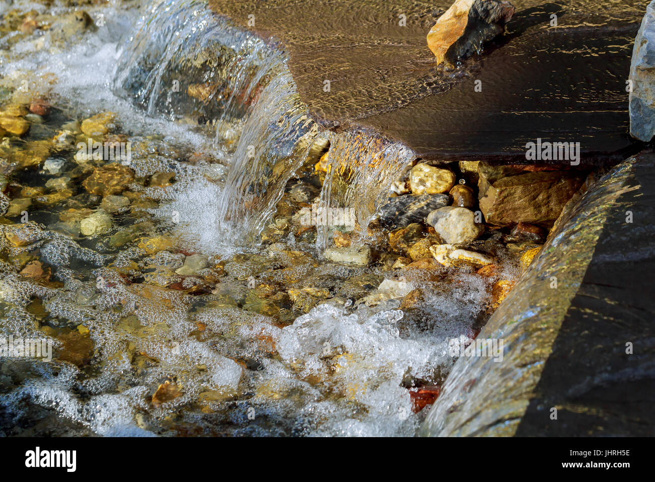 Wasserfall bei der Quelle kleinen Brunnen in der Mitte einen kleinen künstlichen See Stockfoto