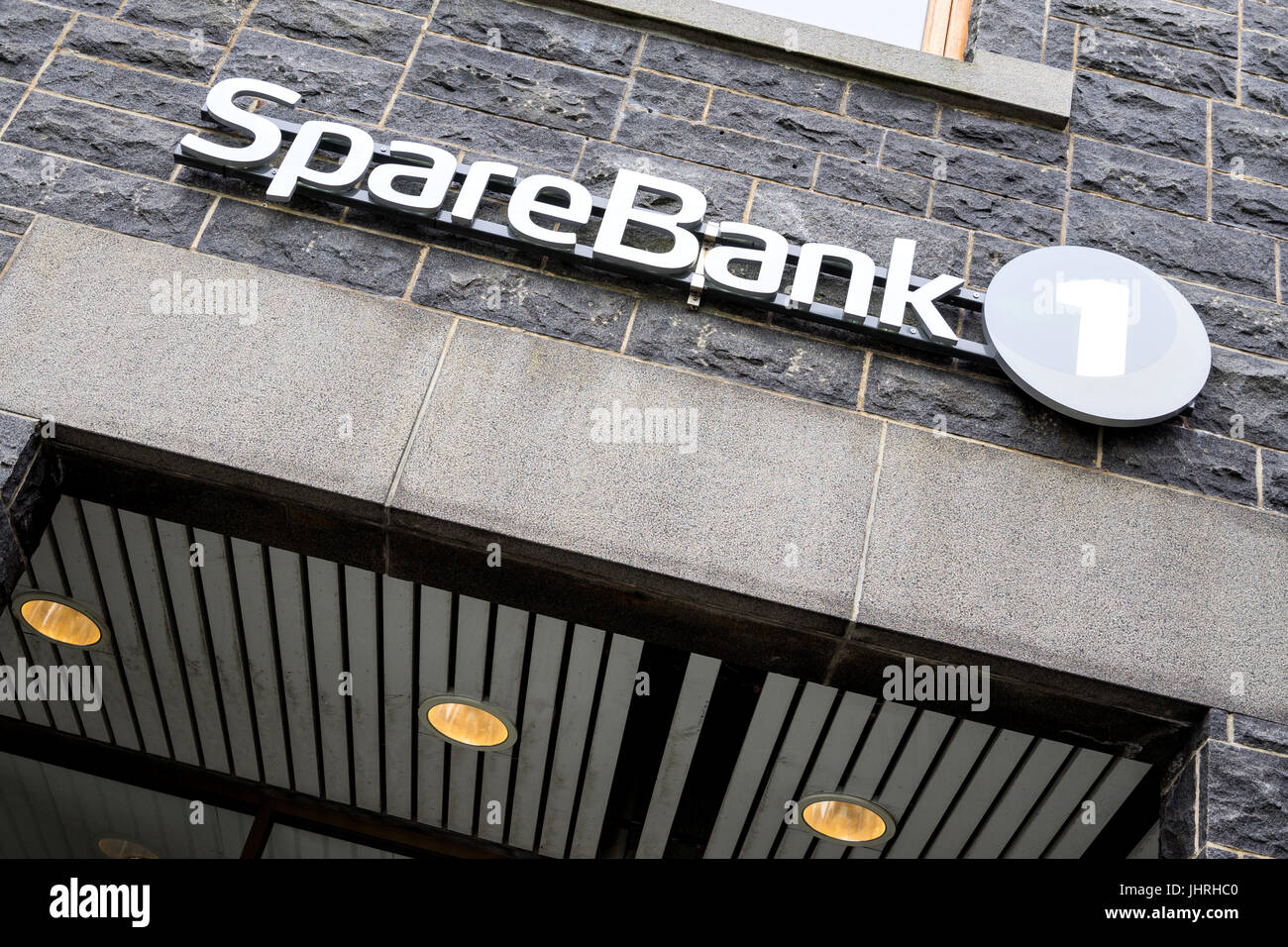 SpareBank 1 Schild am Zweig. SpareBank 1 ist eine norwegische Allianz und Markenname für eine Gruppe von Sparkassen. Stockfoto