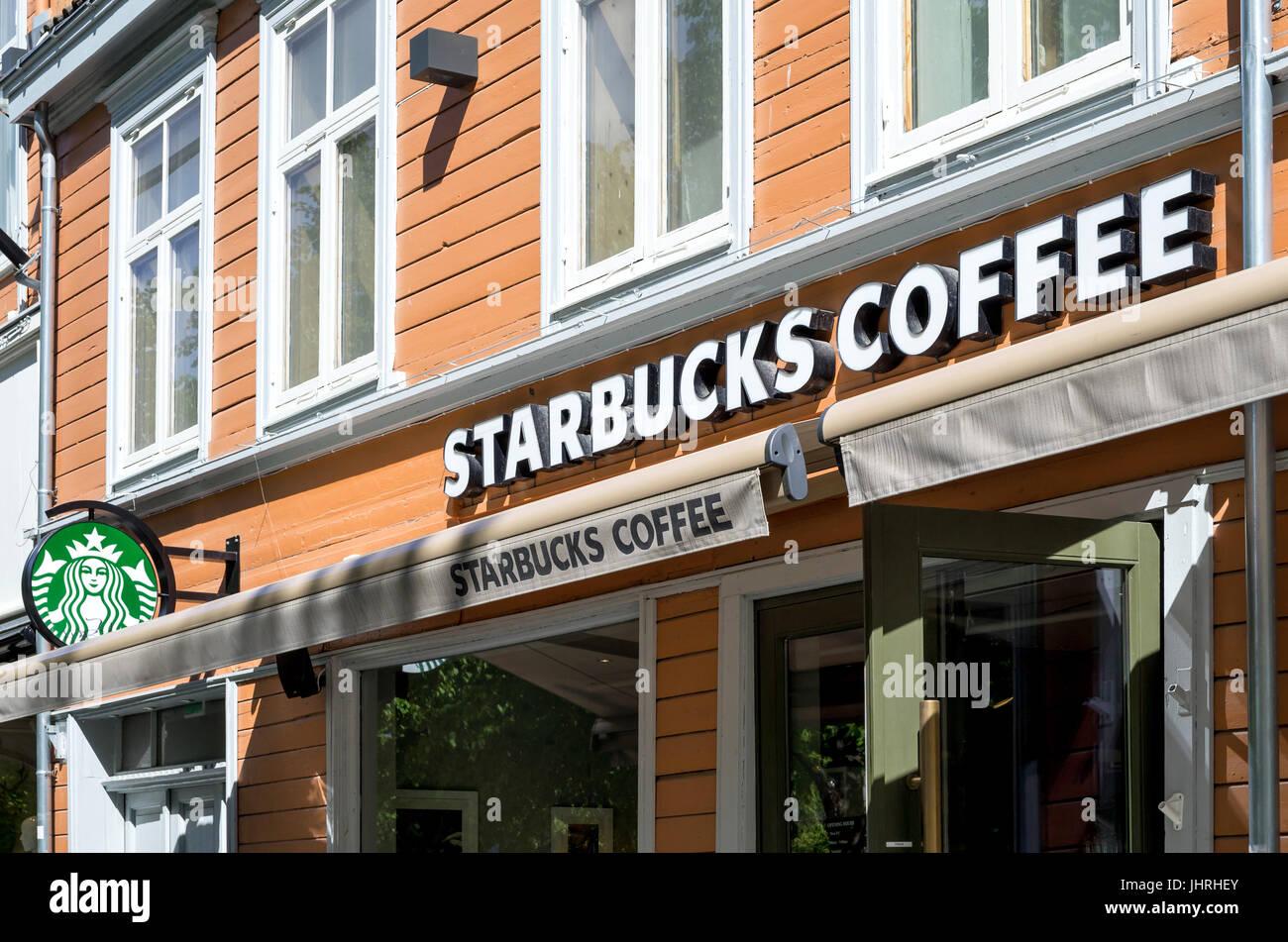 Starbucks Coffeehouse in Trondheim. Starbucks Corporation ist ein amerikanischer Kaffee Unternehmen und Kaffeehaus-Kette, mit Sitz in Seattle, Washington. Stockfoto
