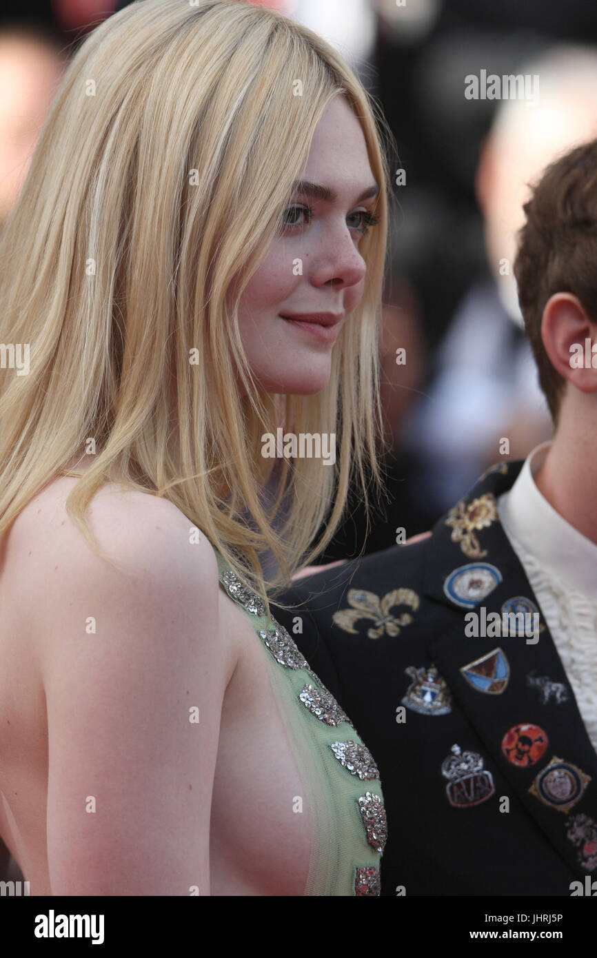 Schauspielerin Elle Fanning fährt nach der Vorführung wie zu reden, Mädchen an Parteien während des 70. jährlichen Cannes Film Festival im Palais des Festivals am 21. Mai 2017 in Cannes, Frankreich. Stockfoto