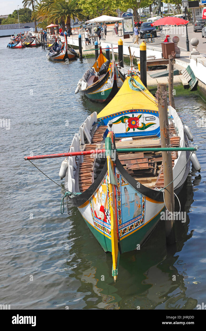 Dekorative Boote "Moliceiro" tragen Touristen entlang der zentralen Kanal Aveiro in Portugal Stockfoto