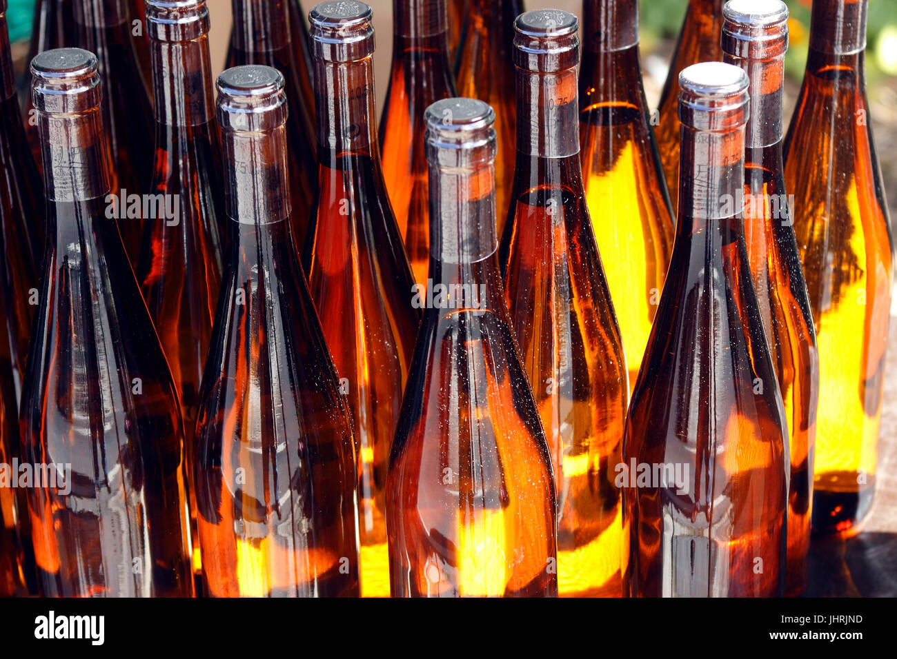Flaschen Wein Vino Verde zum Verkauf an den Samstagsmarkt Colares in der Nähe von Sintra Portugal Stockfoto