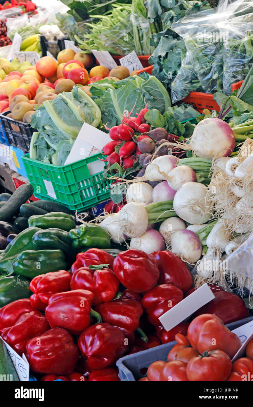Obst und Gemüse zum Verkauf an den Samstagsmarkt Colares in der Nähe von Sintra Portugal Stockfoto