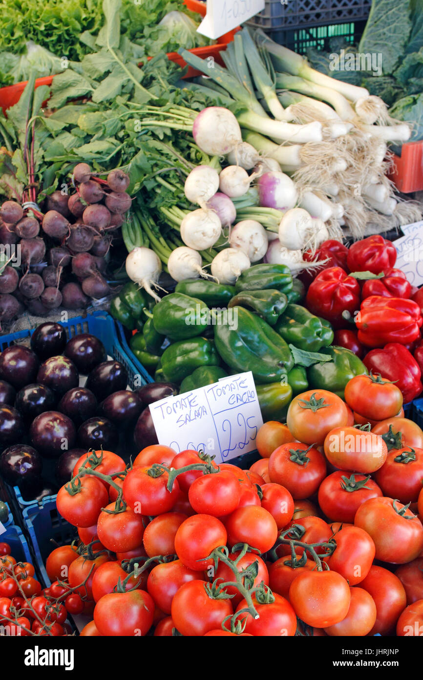 Obst und Gemüse zum Verkauf an den Samstagsmarkt Colares in der Nähe von Sintra Portugal Stockfoto