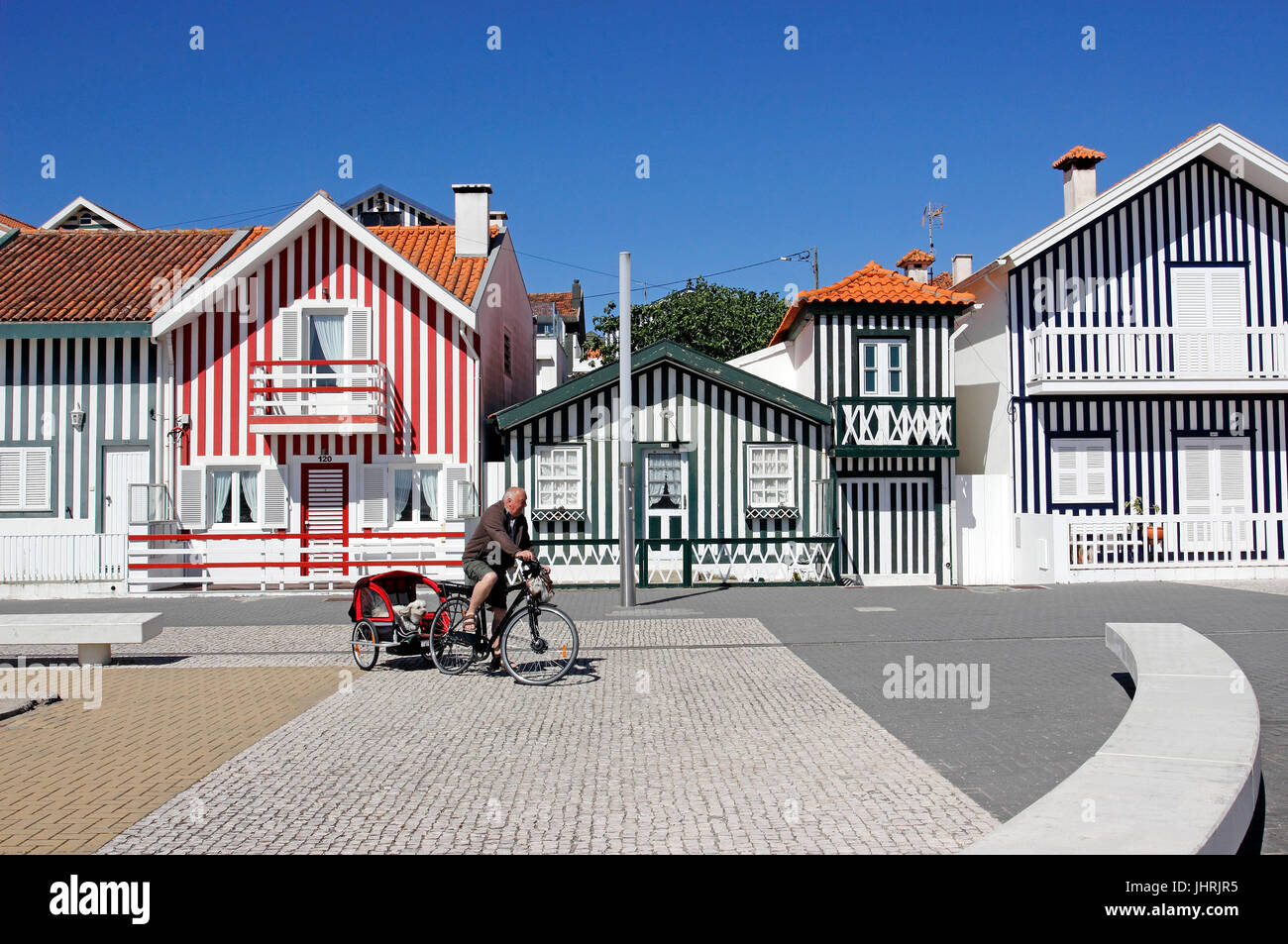 Bunten Süßigkeiten gestreift Ferienhäuser in Costa Nova in der Nähe von Aveiro, Portugal Stockfoto
