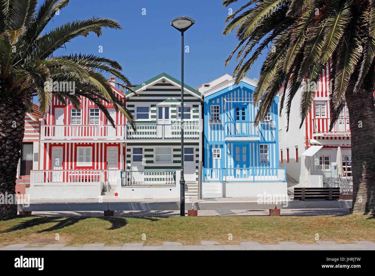 Bunten Süßigkeiten gestreift Ferienhäuser in Costa Nova in der Nähe von Aveiro, Portugal Stockfoto