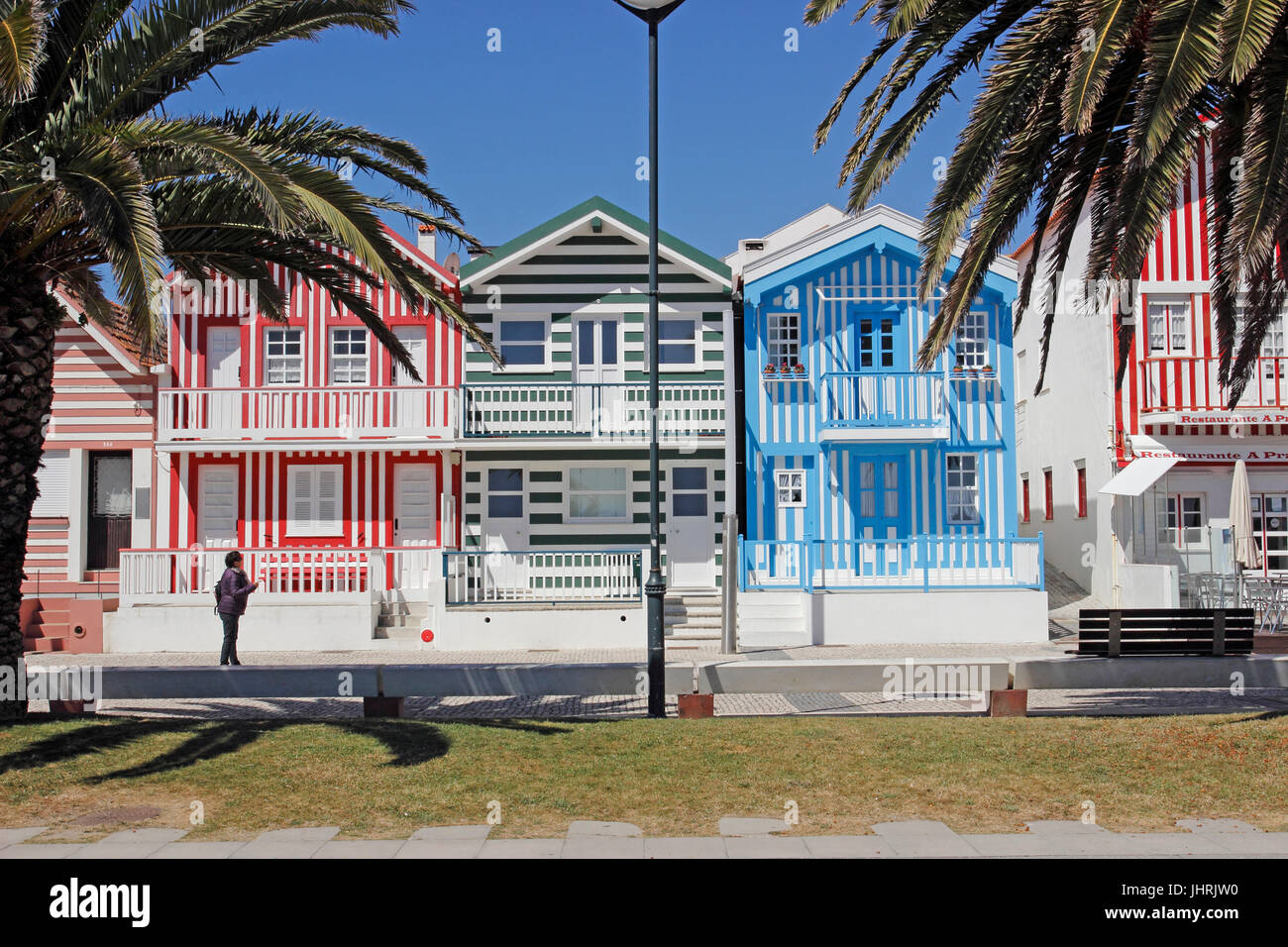 Bunten Süßigkeiten gestreift Ferienhäuser in Costa Nova in der Nähe von Aveiro, Portugal Stockfoto
