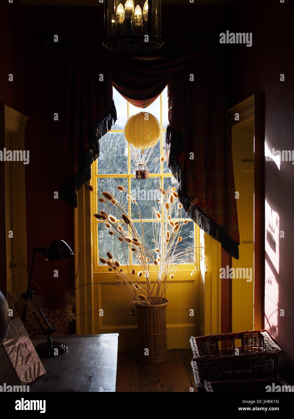 Spielzeug Ballon hängt in einem Fenster Stockfoto