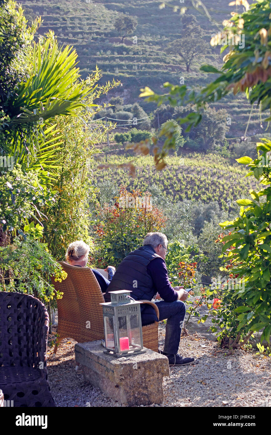 Paar genießen Sie Ausblick vom Quinta de Santo Antonio Reihenhaus Portwein Weinberge entlang dem Fluss Douro-Portugal Stockfoto