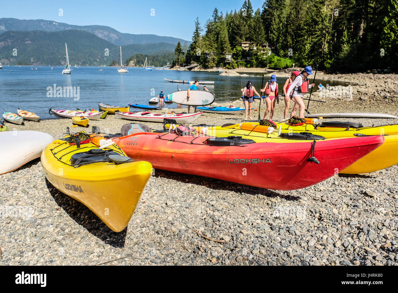 Bright farbigen Kajaks am Strand von Panorama Park in Vancouver, British Columbia, Kanada Stockfoto