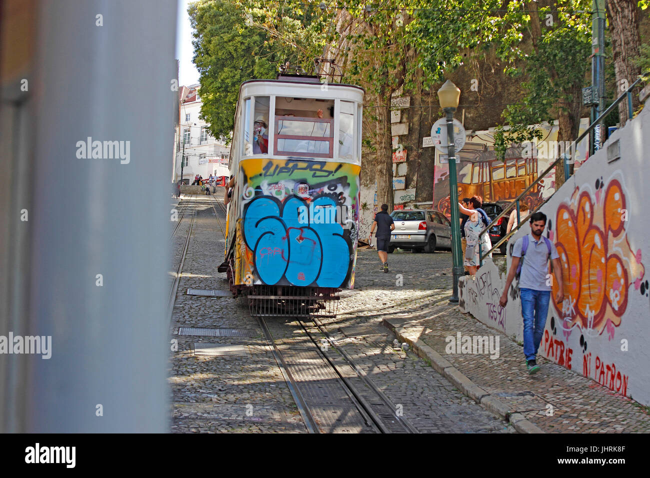 Art und Graffiti decken eine Straßenbahn im Bairro Alto Lissabon Portugal Stockfoto