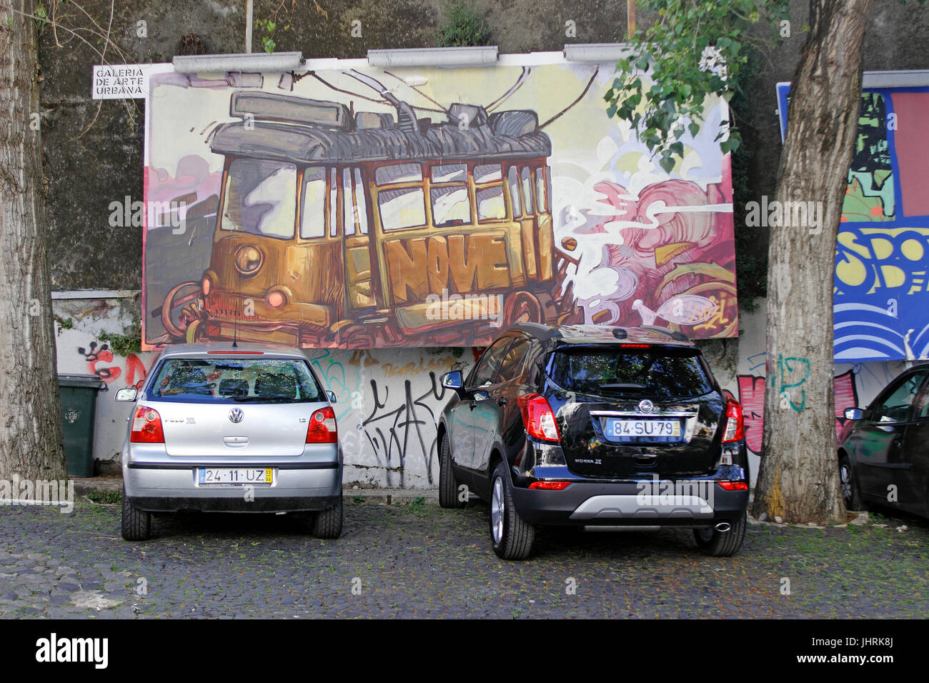 Kunst und Graffiti bedecken die Wände vieler Gebäude in der Bairro Alto Lissabon Portugal Stockfoto