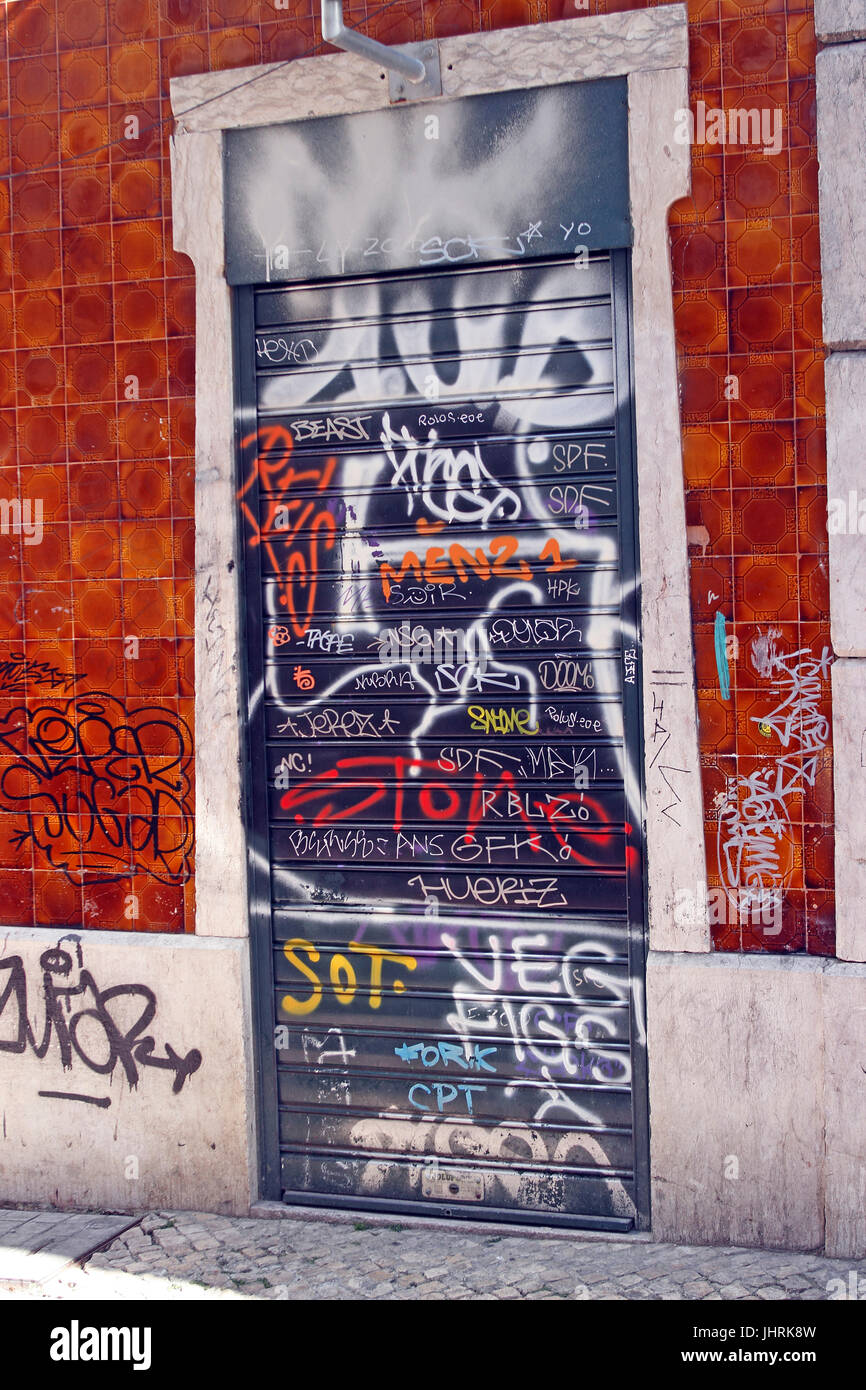 Art und Graffiti bedecken die Wände vieler Gebäude in der Bairro Alto Lissabon Portugal Stockfoto