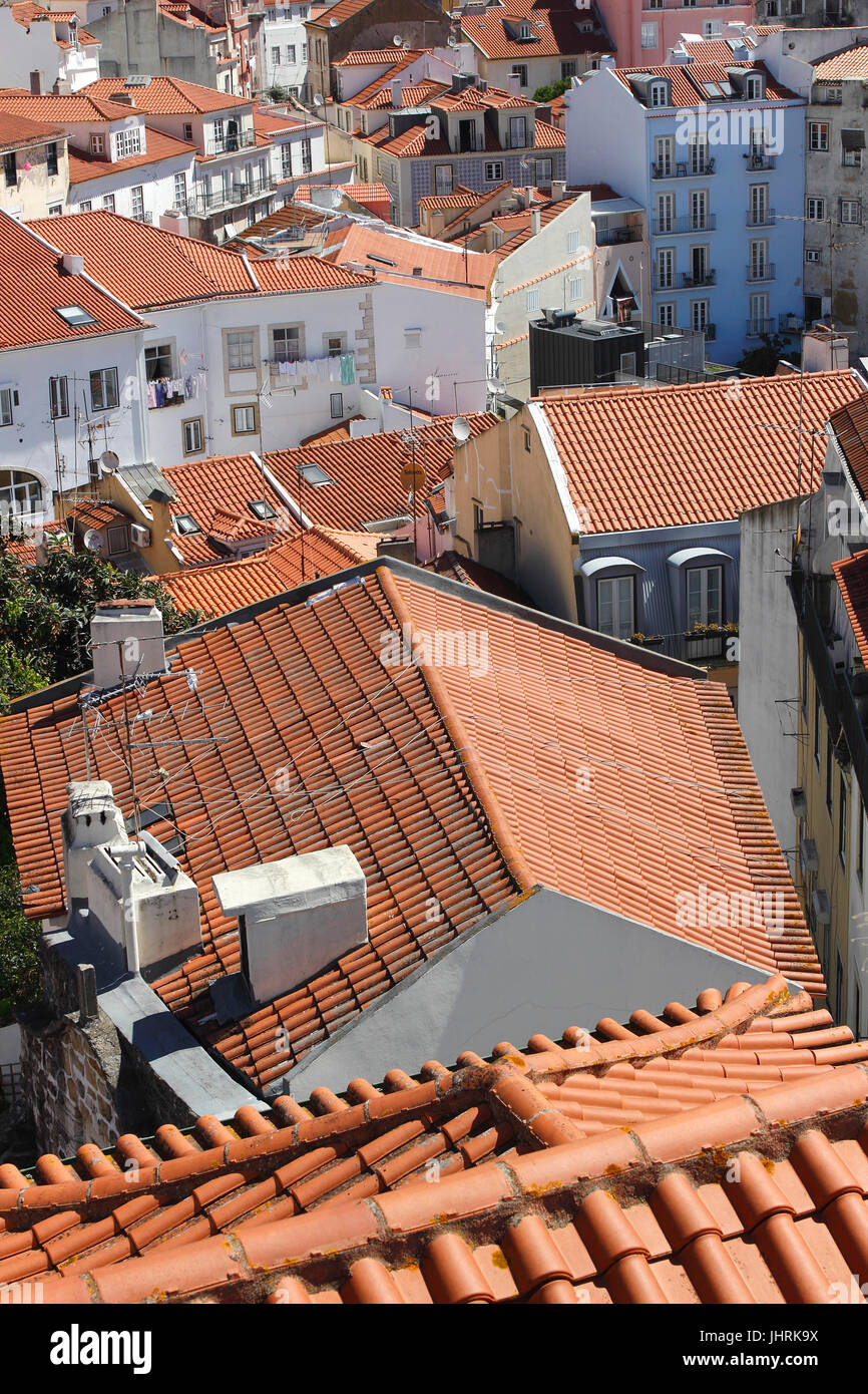 Rot orange Terrakotta Fliesen Dächer auf weiße Gebäude in Alfama Lissabon Portugal Stockfoto