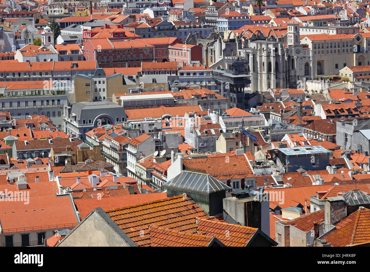 Blick von Lissabon Burg über Fliesen Dächer Chiado Viertel von Lissabon Portugal Stockfoto