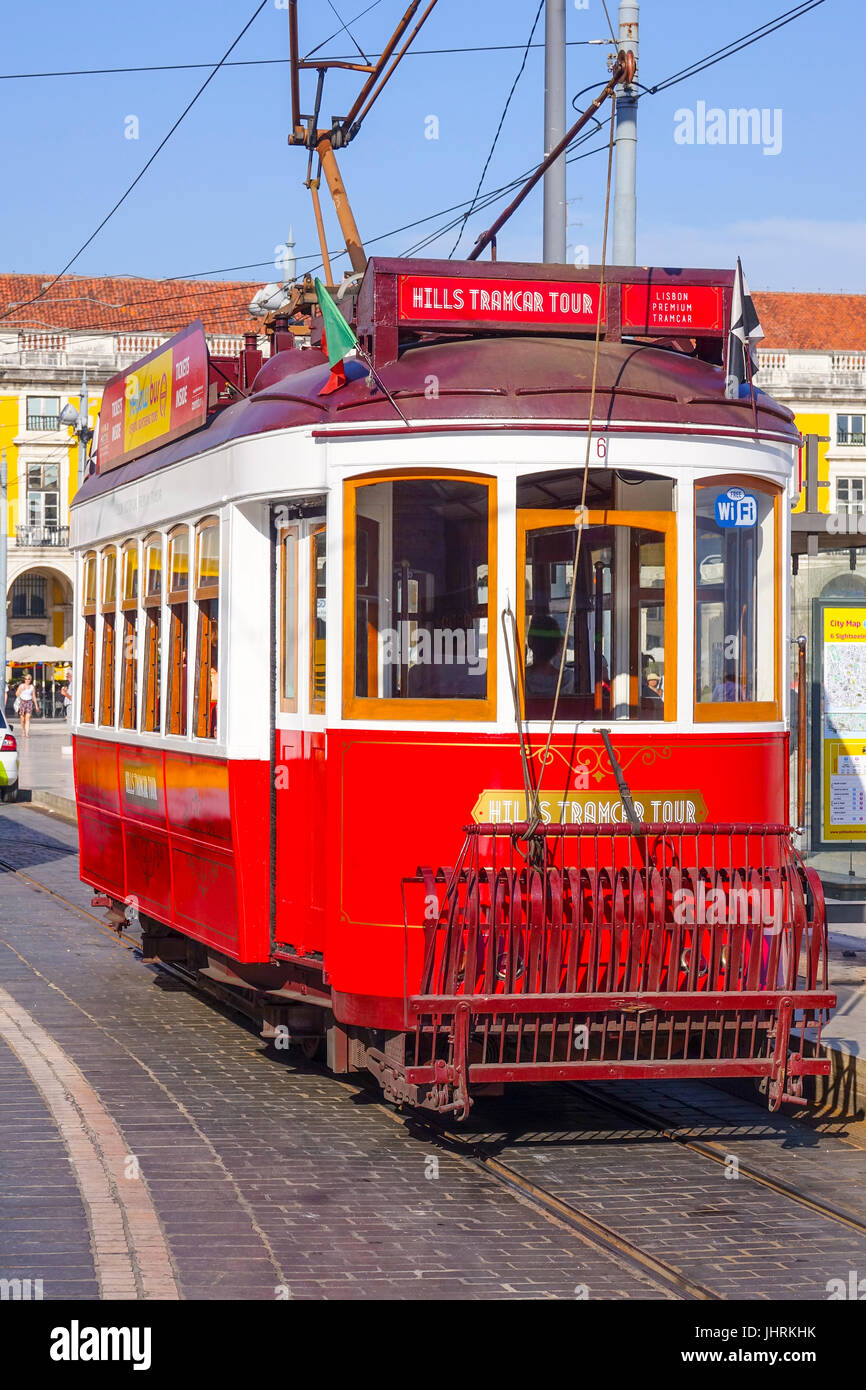 Berühmte Straßenbahn in den Straßen der Altstadt von Lissabon genannt Electrico - Lissabon, PORTUGAL 2017 Stockfoto