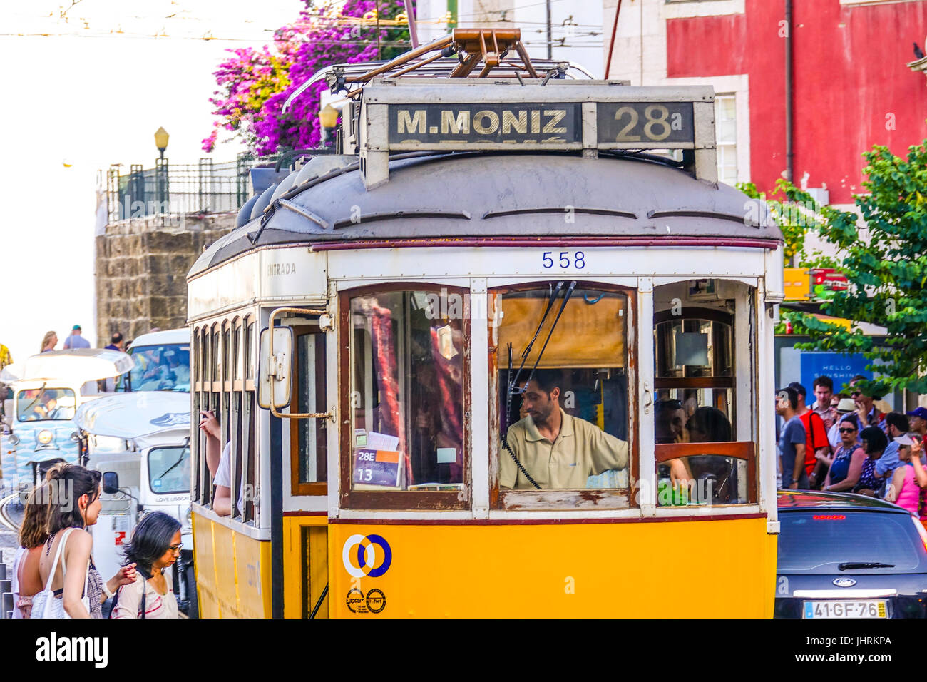 Berühmte Straßenbahn in den Straßen der Altstadt von Lissabon genannt Electrico - Lissabon, PORTUGAL 2017 Stockfoto