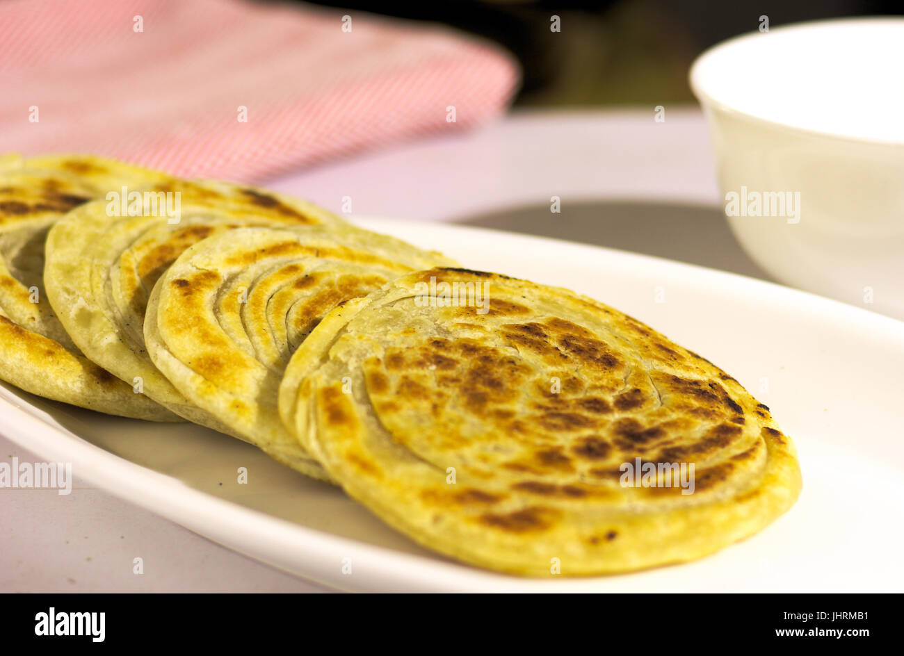 Kerala Paratha ist ein schmackhaftes South Indian Gericht in der Regel mit einer würzige Beilage serviert. Stockfoto Kerala Paratha ist ein schmackhaftes South Indian Gericht in der Regel mit einer würzige Beilage serviert. Stockfoto