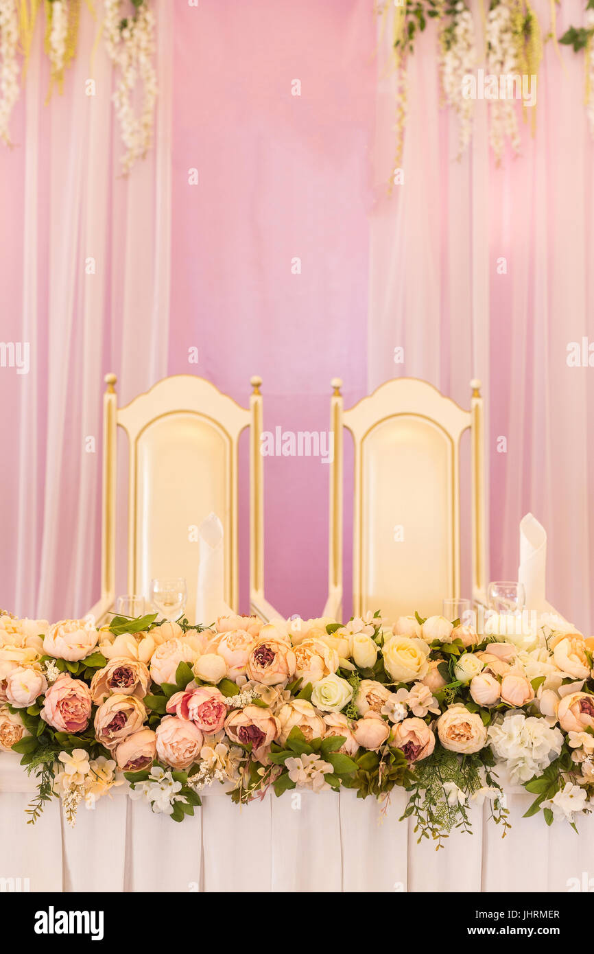 festliche Tafel für die Braut und der Bräutigam mit rosa Stoff und Blumen geschmückt. Tisch Dekor Hochzeitskonzept. Stockfoto