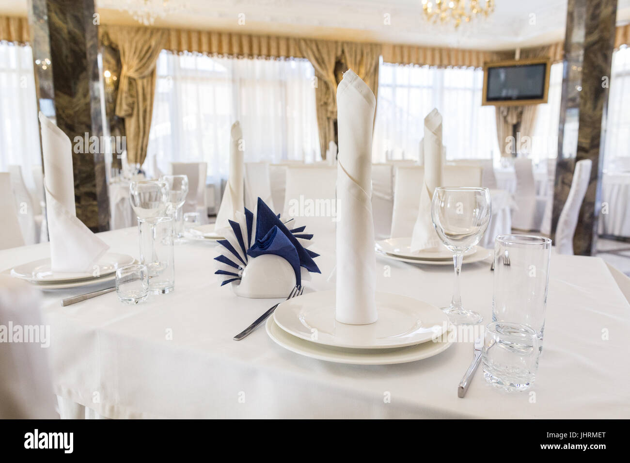 Festliche Tischdekoration im klassischen Stil in einem weißen Interieur, darlegen, Layout. Tisch Dekor Ferienkonzept. Erwartung der Gäste. Stockfoto