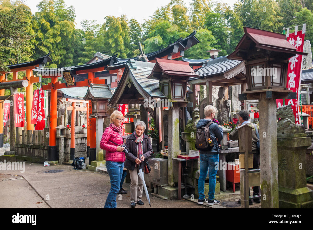 Touristen, die Heiligtümer in Kyoto, Japan, 2017 Stockfoto