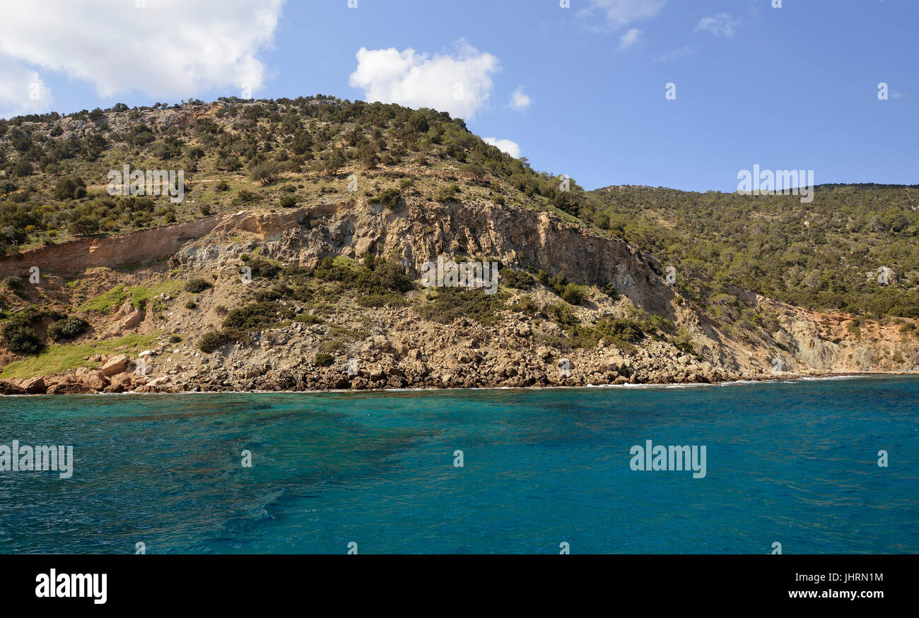 Akamas Küste North East Of Aphrodite Bäder, Zypern mit St. George Church am rechten Hang Stockfoto