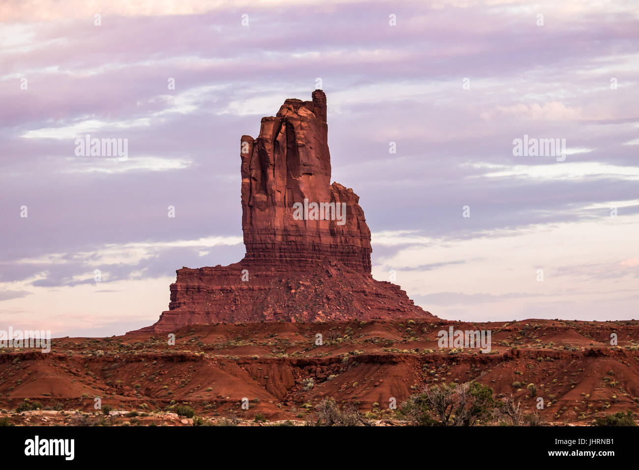Geologische Struktur in Monument Valley Tribal Park, USA; am frühen Abend; leichte Wolken im Hintergrund Stockfoto