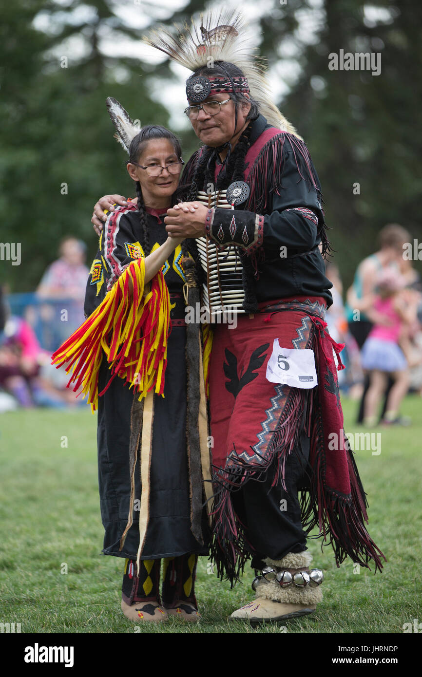 Mann und Frau tanzen während des Canada Day Powwow im Prince's Island Park. Die Feier erinnert an Kanadas Jahrestag der Konföderation. Stockfoto