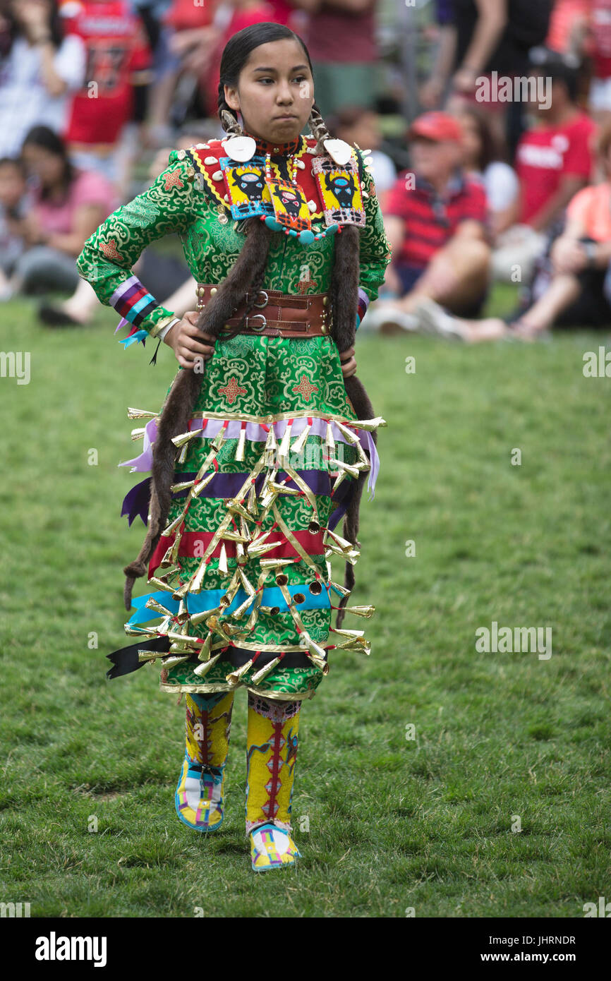 Mädchen tanzen in Canada Day Powwow in Island Park des Prinzen.  Die Feier erinnert an Kanadas 150. Jubiläum der Eidgenossenschaft. Stockfoto