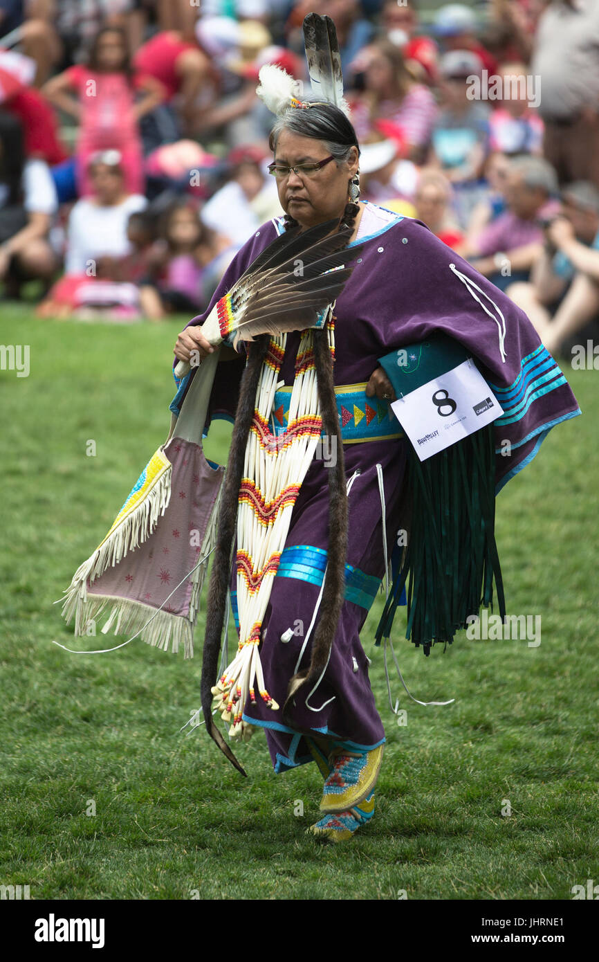 Frau tanzt während der Canada Day Powwow in Island Park des Prinzen.  Die Feier erinnert an Kanadas 150. Jubiläum der Eidgenossenschaft. Stockfoto