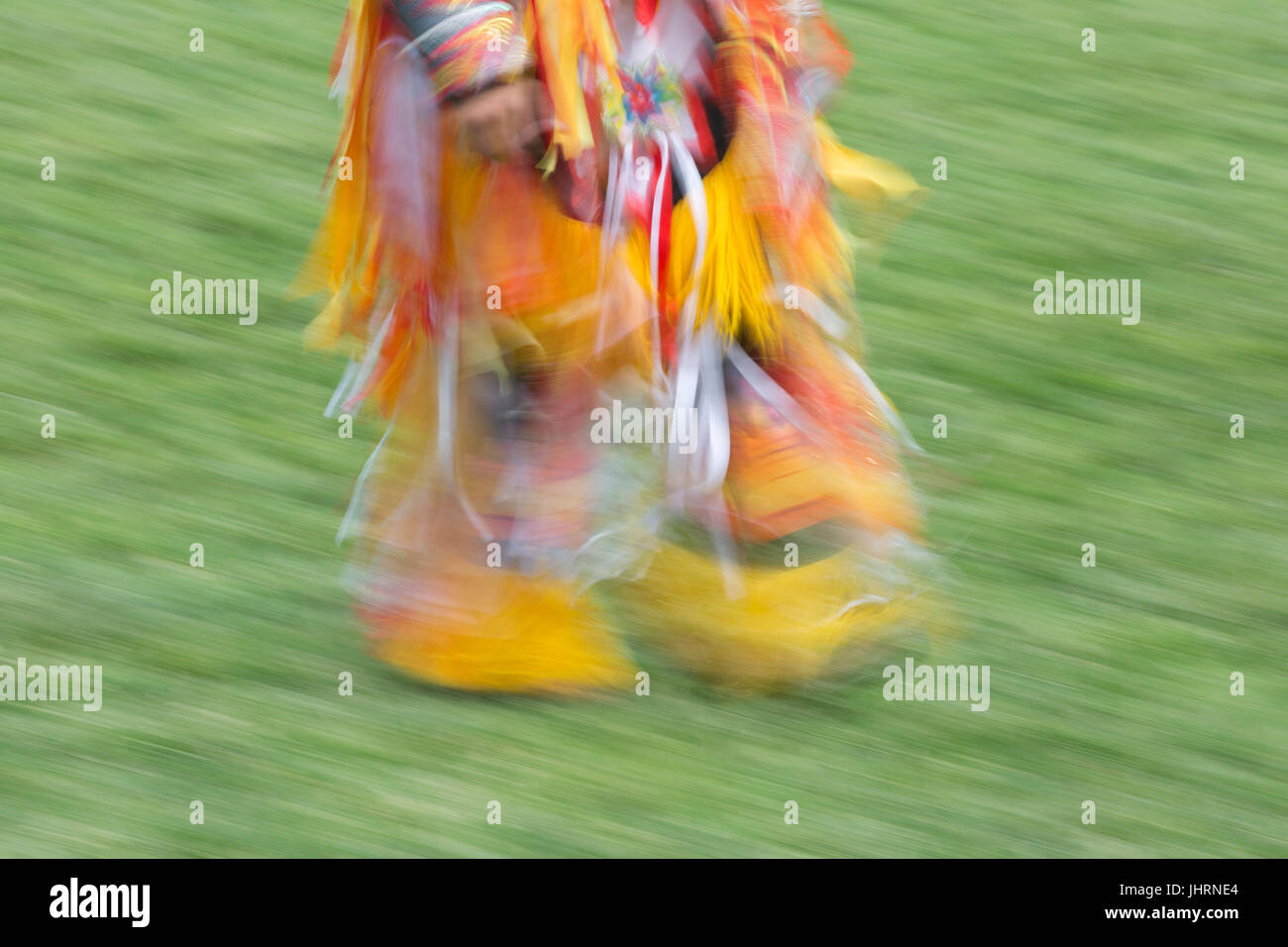 Füße indigener Männer tanzen im Canada Day Powwow im Prince's Island Park. Nahaufnahme, verschwommene Bewegungen. Stockfoto