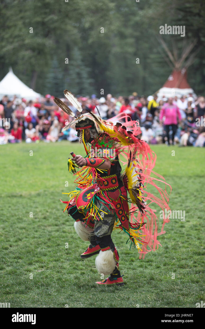 Mann während der Canada Day Powwow in Island Park des Prinzen tanzen.  Die Feier erinnert an Kanadas 150. Jubiläum der Eidgenossenschaft. Stockfoto