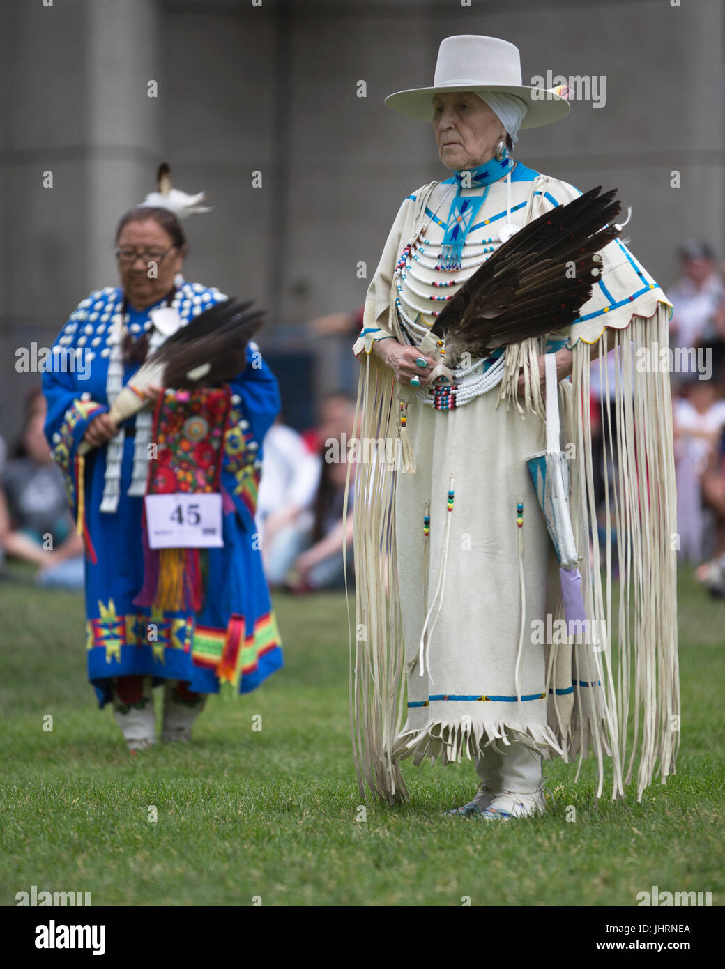 Tanzende Frauen während Kanada Tag Powwow in Prince's Island Park. Die Feier erinnert an Kanadas zum 150jährigen Jubiläum der Eidgenossenschaft. Stockfoto