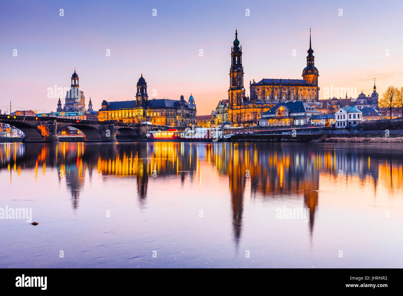 Dresden, Deutschland. Kathedrale der Heiligen Dreifaltigkeit oder der Hofkirche, der Brühlschen Terrasse. Dämmerung Sonnenuntergang an der Elbe in Sachsen. Stockfoto