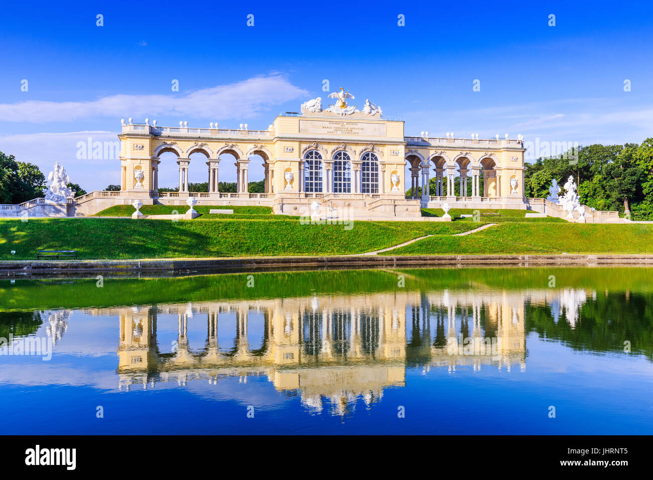 Wien, Österreich. Die Gloriette Pavillon im Schlosspark Schönbrunn Stockfoto