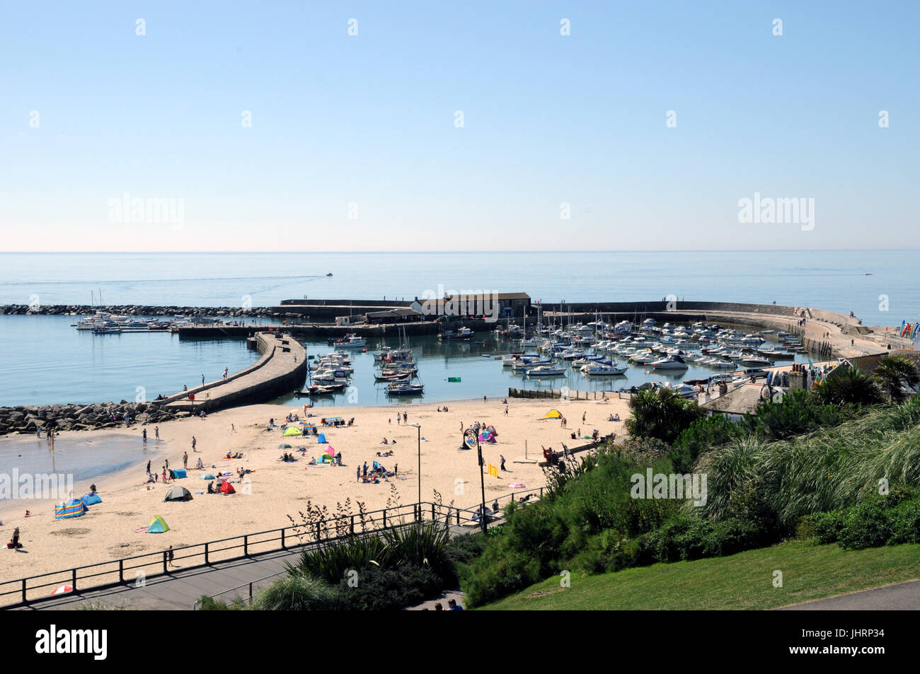 Blick auf den Hafen von Lyme Regis in der Grafschaft Dorset. Der kleine Hafen ist ein Ausgangspunkt sowohl für Sportboote und lokalen Fischerboote. Stockfoto