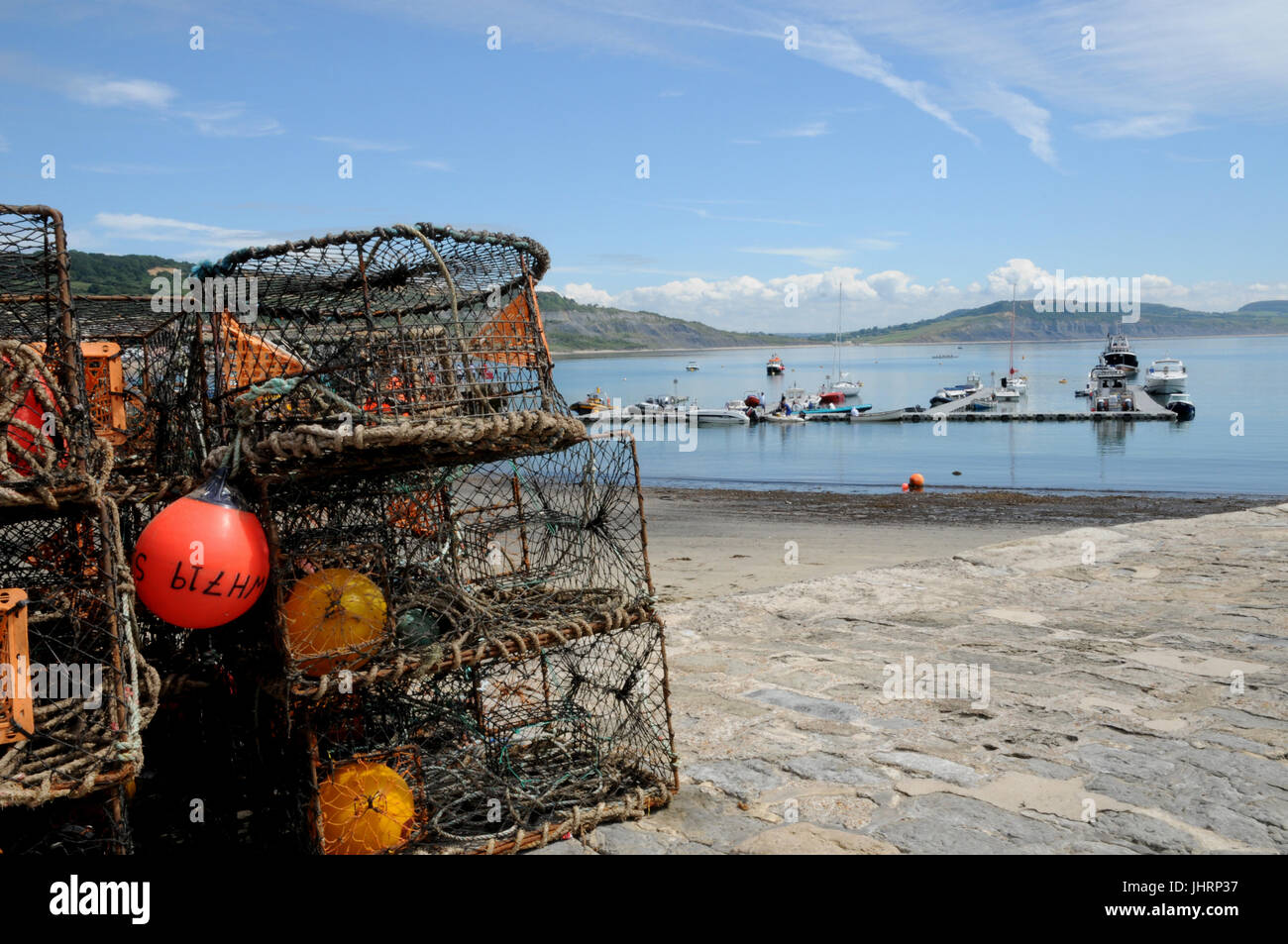Krabben und Hummer Töpfe auf der Kai-Seite der kleinen Küstenstadt Stadt von Lyme Regis in der englischen Grafschaft Dorset. Stockfoto