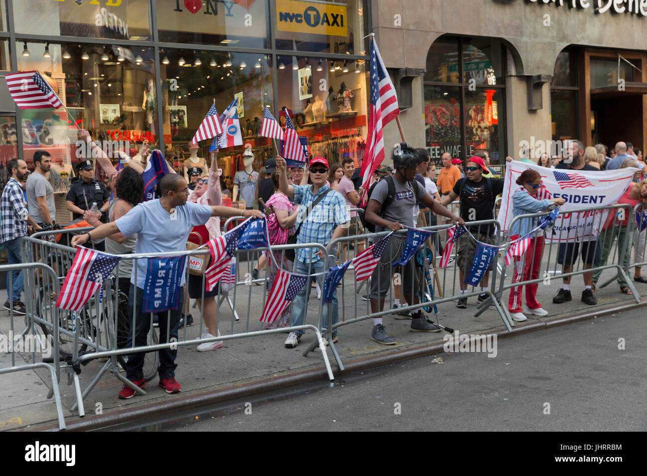 New York, NY USA - 15. Juli 2017: Pro und anti-Präsident Trump Rallyes inszeniert von Demonstranten in New York Stockfoto