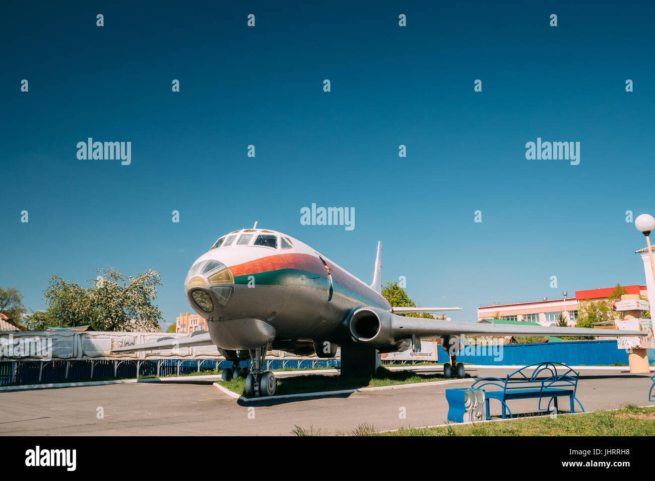Chachersk, Region Gomel, Weißrussland - 14. Mai 2017: Flugzeug Tu-124sh, die es auf dem Fahrgestell auf einem der Plätze der Stadt montiert ist. In der Sowjetzeit gab es Stockfoto