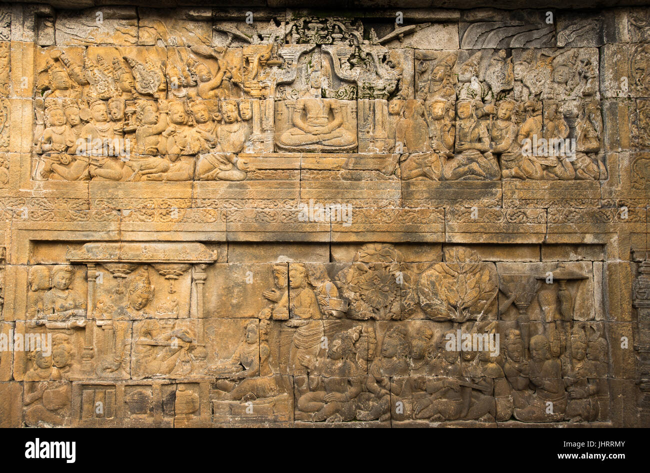 Malerische Aussicht auf ein Relief erzählt die Geschichte von Gautama Siddhartha Borobudur Tempel Java Indonesien. Stockfoto