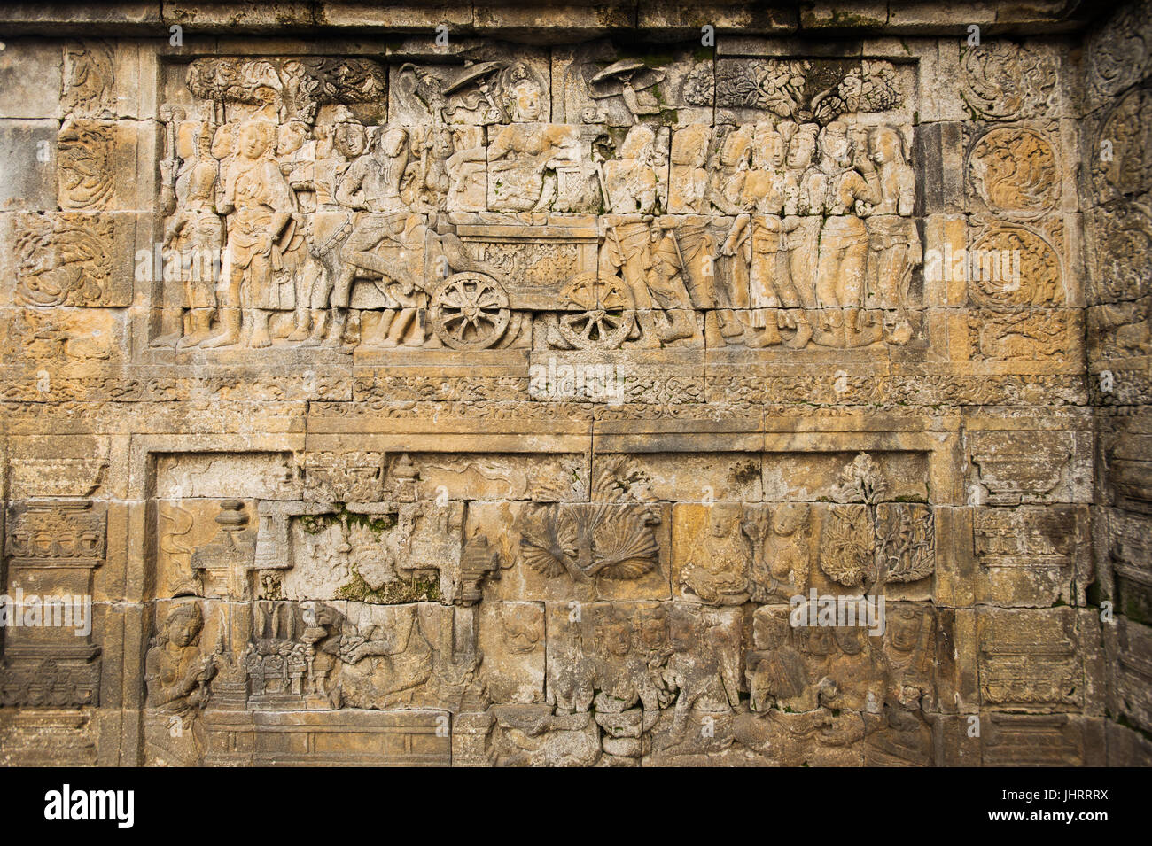 Malerische Aussicht auf ein Relief erzählt die Geschichte von Gautama Siddhartha Borobudur Tempel Java Indonesien. Stockfoto