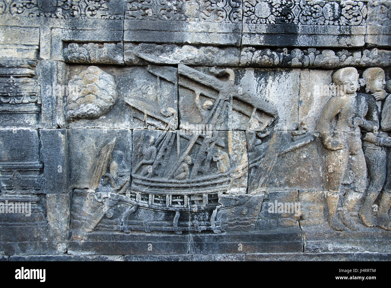 Malerische Aussicht auf ein Relief erzählt die Geschichte von Gautama Siddhartha Borobudur Tempel Java Indonesien. Stockfoto