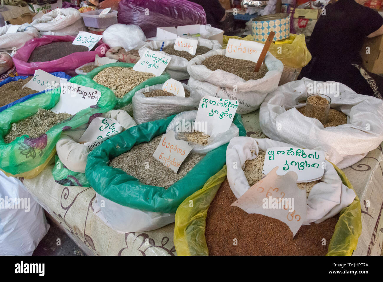 Säcke mit Gewürzen und Kräutern auf Markt stall in indoor Green Market, Kutaisi, Imereti Provinz (Mkhare), Georgien Stockfoto