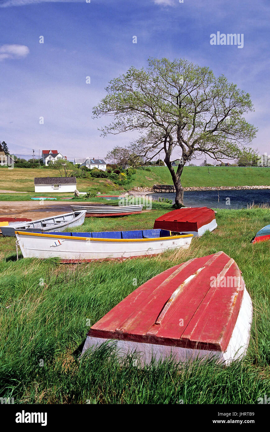 Hölzerne Dinghie Boote sitzen auf dem Boden in der Nähe einer kleinen Bucht in Bailey Island, Maine, USA. Stockfoto