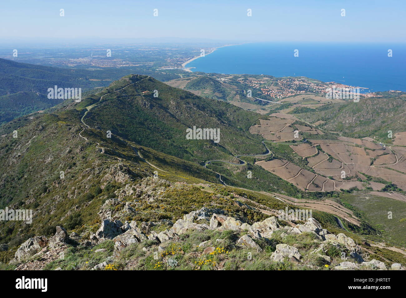 Landschaft aus den Bergen des Massivs des Alberes mit Blick auf die Vermilion Küste, Mittelmeer, Pyrenäen Orientales, Südfrankreich Stockfoto