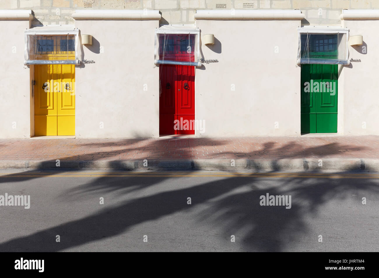 Fassade des Hauses mit bunten Türen in verschiedenen Farben, Marsaxlokk, Malta Stockfoto