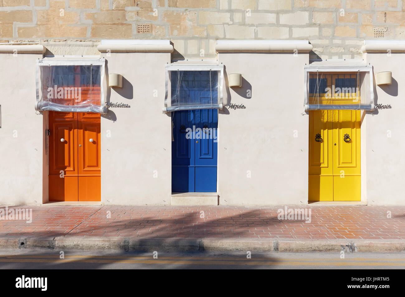 Fassade des Hauses mit bunten Türen in verschiedenen Farben, Marsaxlokk, Malta Stockfoto