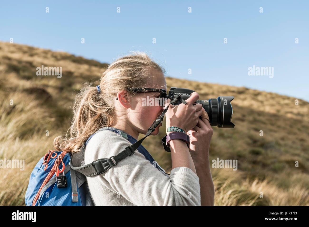 Weibliche Wanderer unter Bild mit einer Spiegelreflex-Kamera, Otago, Südinsel, Neuseeland Stockfoto